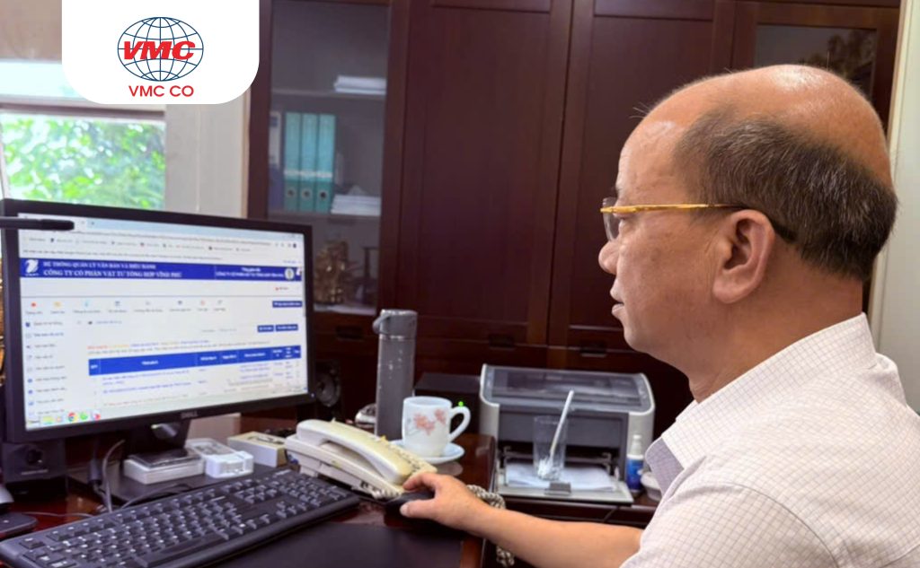 Đồng chí Hoàng Tiến Hưng - Chủ tịch Hội đồng quản trị - TGĐ công ty điều hành công việc thông qua phần mềm quản trị doanh nghiệp