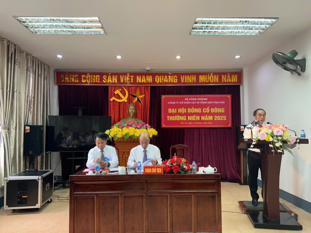 Ông Hoàng Minh Thăng – Phó chủ tịch HĐQT kiêm Phó TGĐ Công ty - trình bày báo cáo của HĐQT trước Đại hội