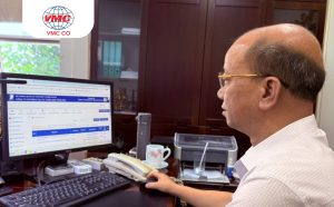 Đồng chí Hoàng Tiến Hưng - Chủ tịch Hội đồng quản trị - TGĐ công ty điều hành công việc thông qua phần mềm quản trị doanh nghiệp